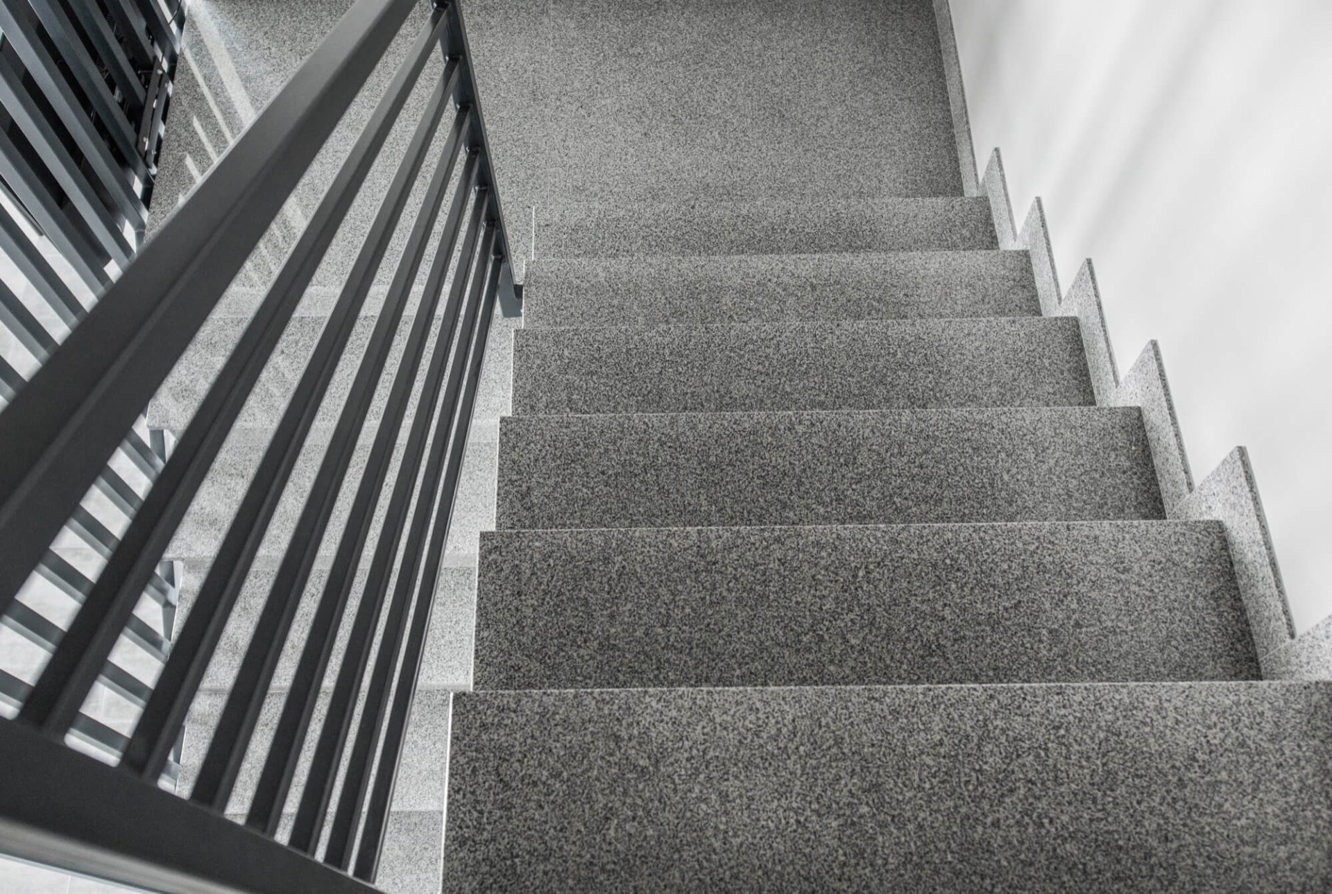 Trapprenovering Göteborg visar upp en nyligen omgjord trapphall